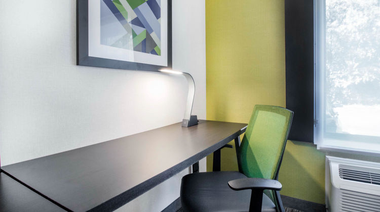Holiday Inn Express & Suites Arpt Wolf Room