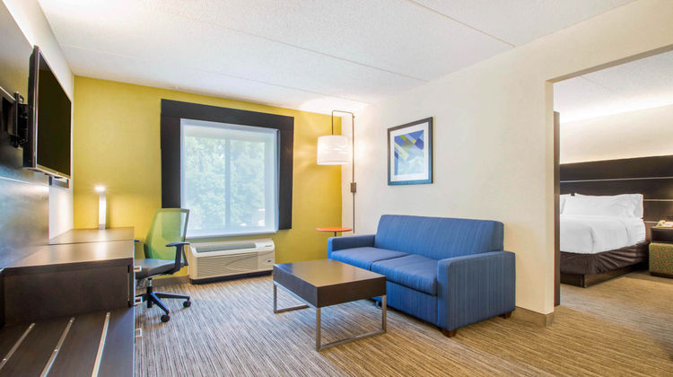 Holiday Inn Express & Suites Arpt Wolf Suite