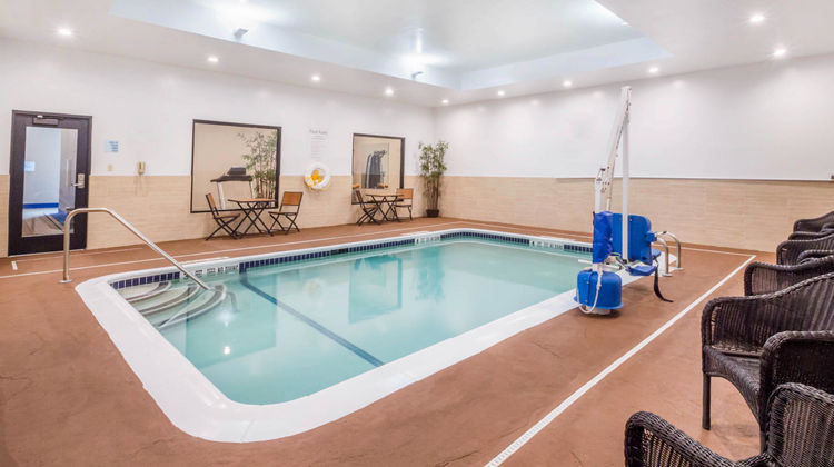 Holiday Inn Express & Suites Arpt Wolf Pool