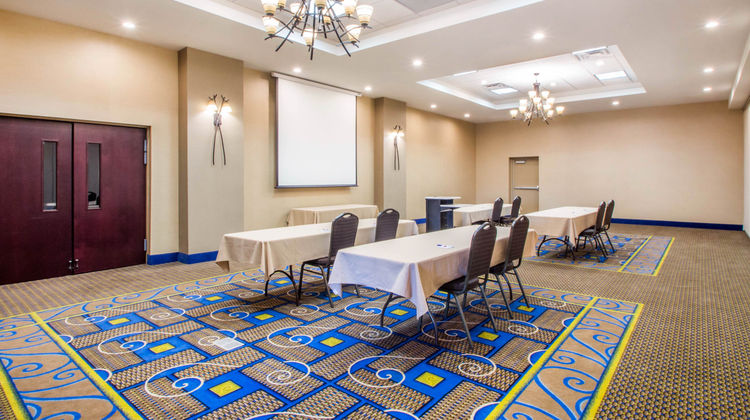 Holiday Inn Express & Suites Arpt Wolf Meeting