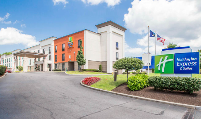 Holiday Inn Express & Suites Arpt Wolf Exterior