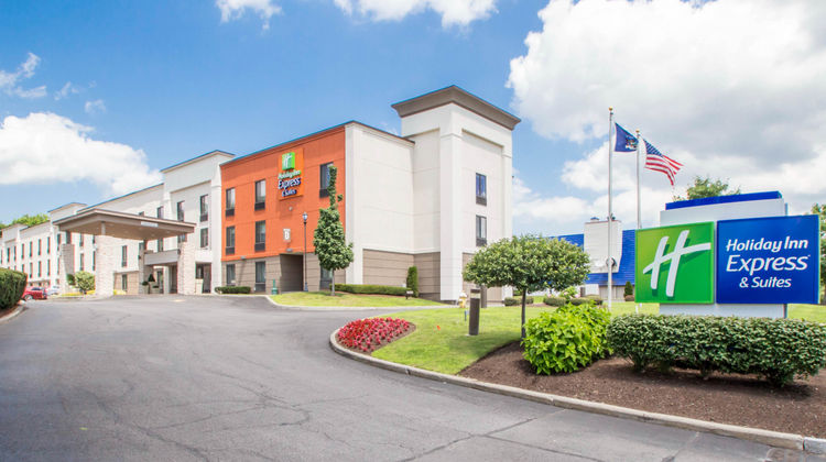 Holiday Inn Express & Suites Arpt Wolf Exterior