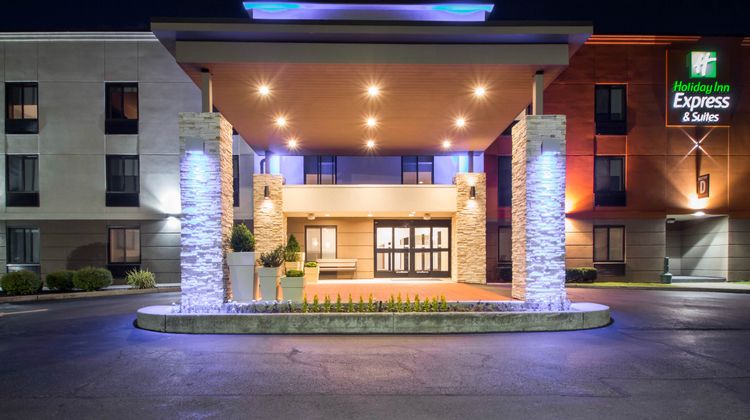 Holiday Inn Express & Suites Arpt Wolf Exterior