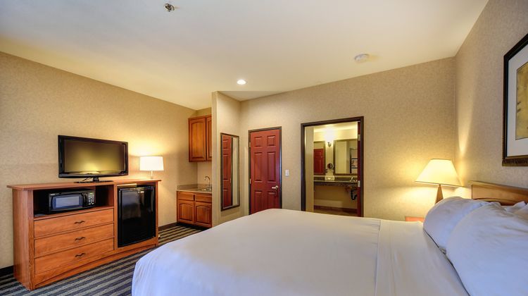 Holiday Inn Express Hotel & Suites Suite