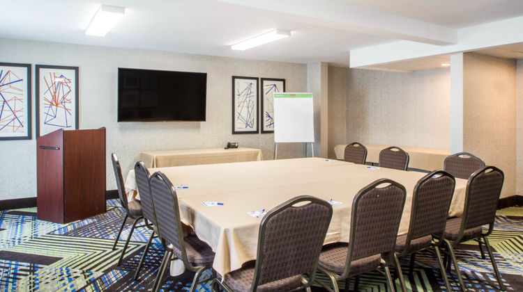 Holiday Inn Express & Suites Arpt Wolf Meeting