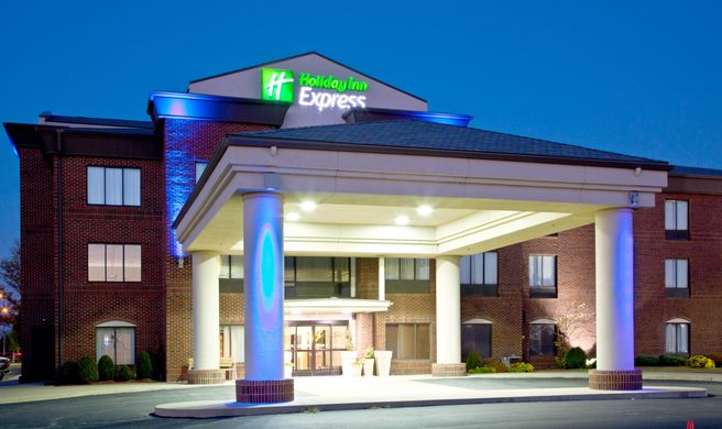 Holiday Inn Express & Suites Shelbyville Exterior
