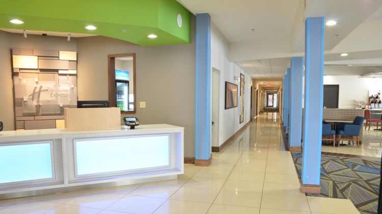 Holiday Inn Express Waterloo-Cedar Falls Lobby
