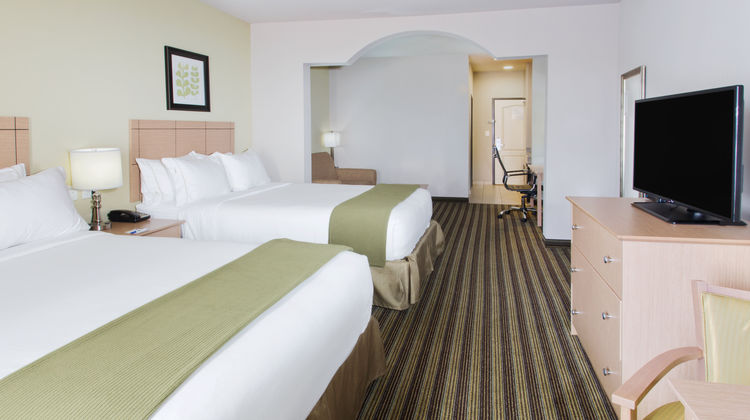 Holiday Inn Express & Suites Alvarado Suite