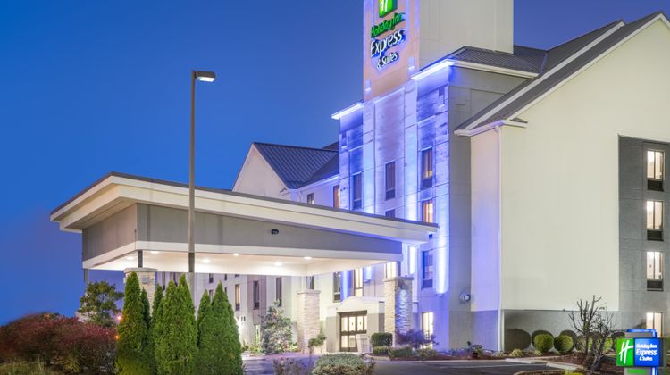Holiday Inn Express & Suites Exterior