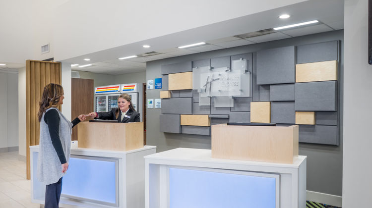 Holiday Inn Express & Suites Lobby