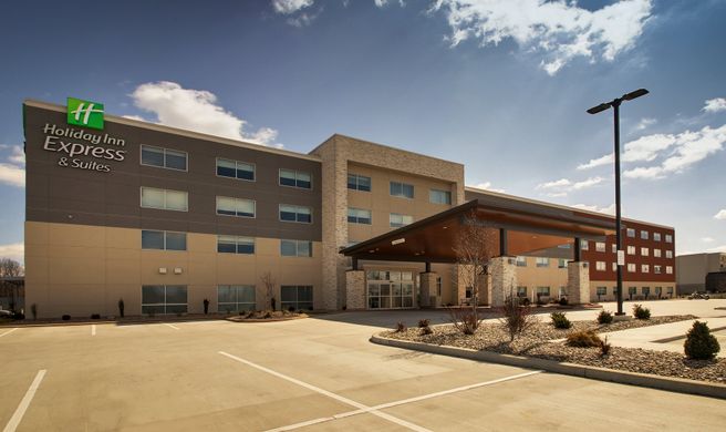 Holiday Inn Express & Suites Mt Vernon Exterior