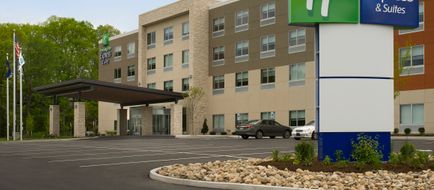 Holiday Inn Express & Suites Altoona Exterior