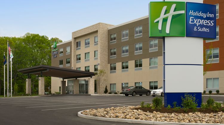 Holiday Inn Express & Suites Altoona Exterior