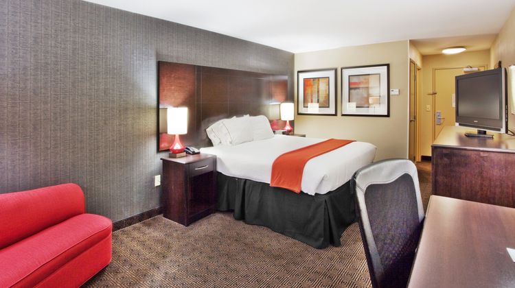 Holiday Inn Express Hotel & Suites Room