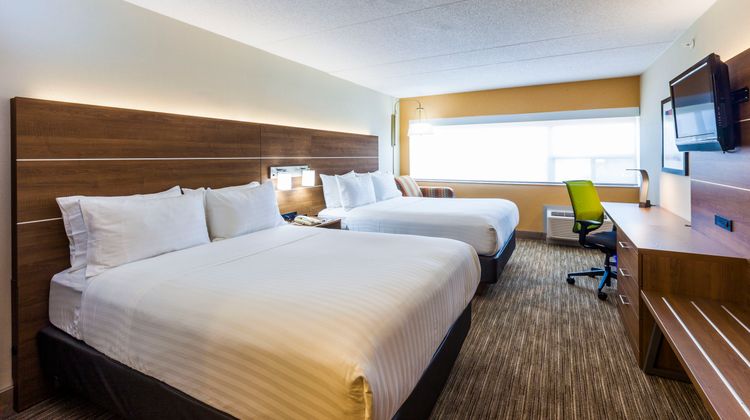 Holiday Inn Express Hotel & Suites Room