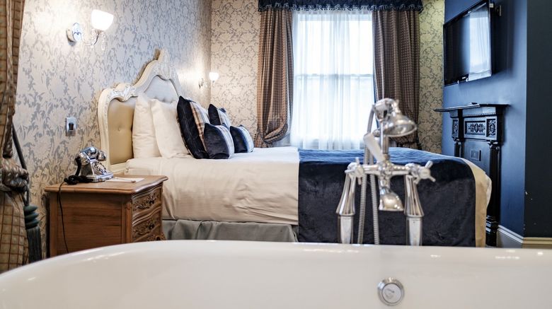 <b>Drayton Court Hotel Suite</b>. Images powered by <a href="https://www.leonardoworldwide.com/" title="Leonardo Worldwide" target="_blank">Leonardo</a>.