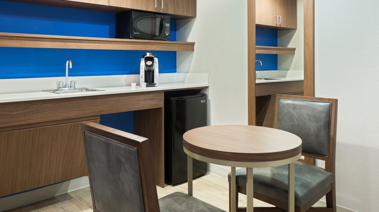 Holiday Inn Express Hotel & Suites Suite