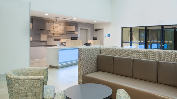 Holiday Inn Express Hotel & Suites Lobby
