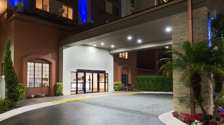 Holiday Inn Express Hotel & Suites Exterior