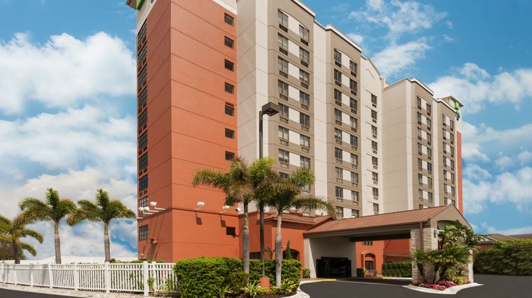 Holiday Inn Express Hotel & Suites Exterior