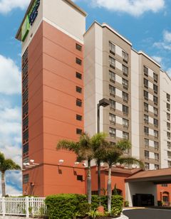 Holiday Inn Express Hotel & Suites