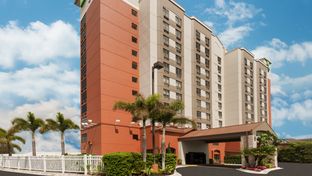 Holiday Inn Express Hotel & Suites