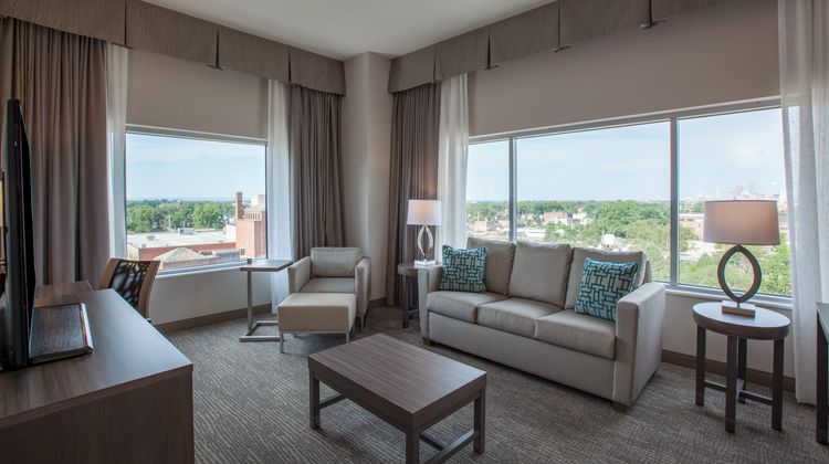 Holiday Inn Cleveland Clinic Suite