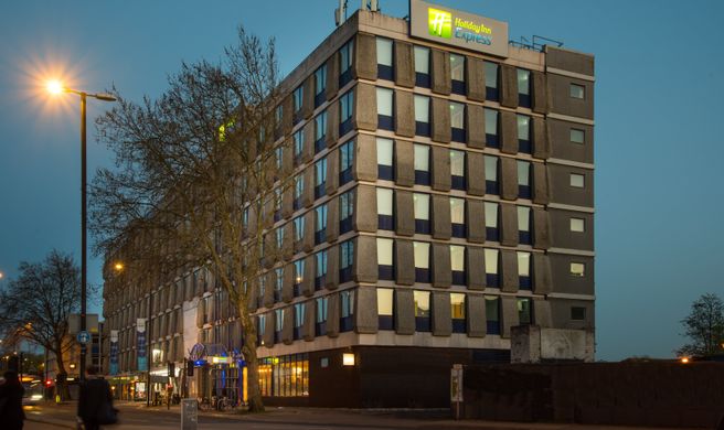 Holiday Inn Express City Centre Exterior