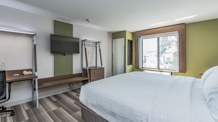 Holiday Inn Express Hotel & Suites Room