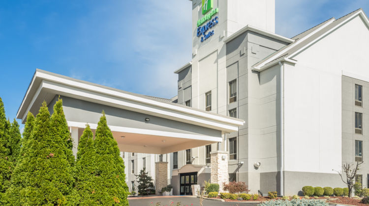 Holiday Inn Express & Suites Exterior
