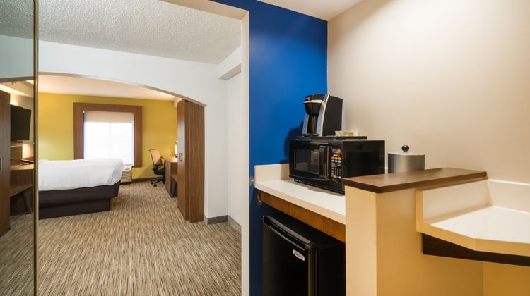 Holiday Inn Express & Suites Room