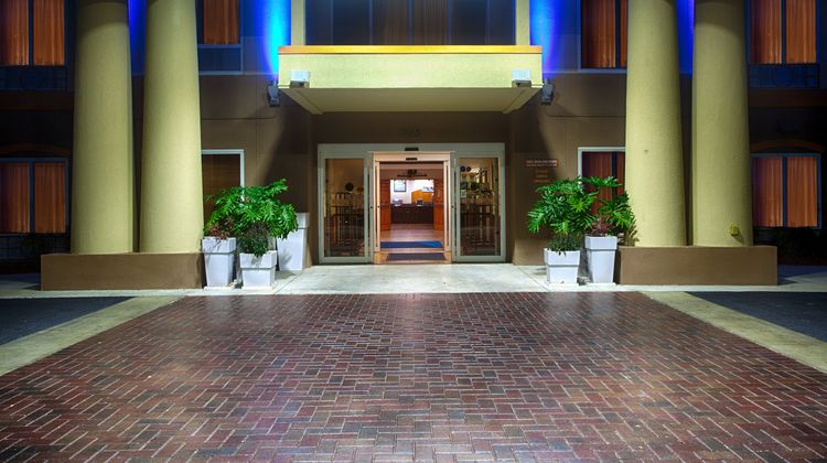 Holiday Inn Express Hotel & Suites Exterior
