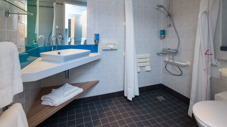Holiday Inn Express Bath Room