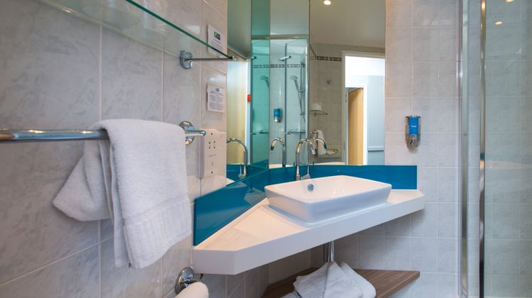 Holiday Inn Express Bath Room