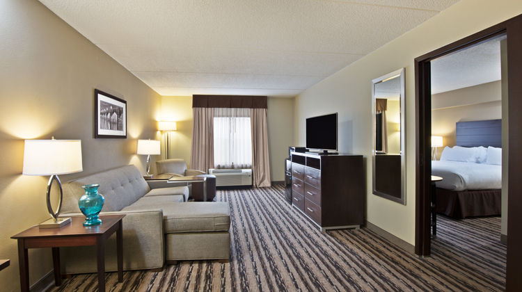 Holiday Inn Harrisburg East Suite