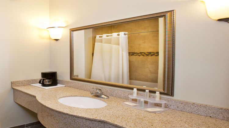 Holiday Inn Express Waterloo-Cedar Falls Room