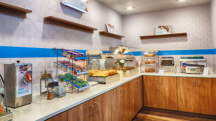 Holiday Inn Express Bordentown- Trenton Restaurant
