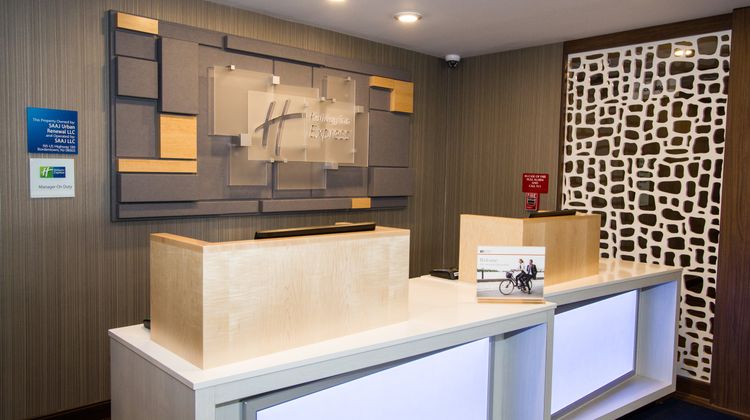 Holiday Inn Express Bordentown- Trenton Lobby