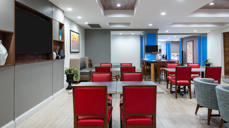 Holiday Inn Express Hotel & Suites Lobby