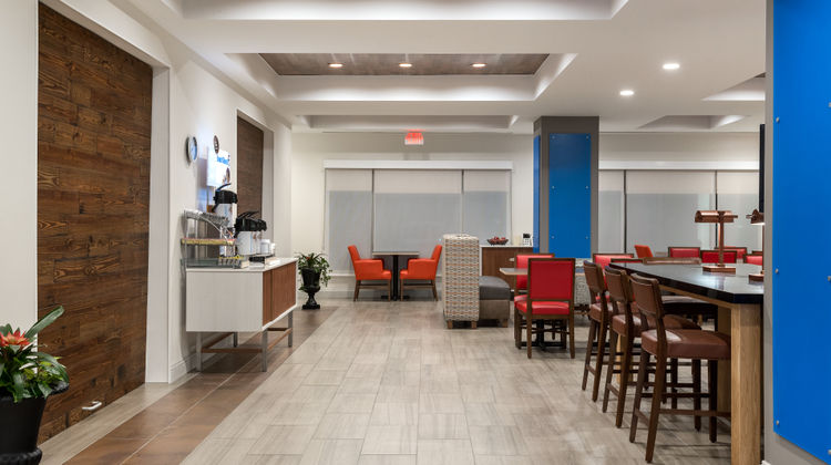 Holiday Inn Express Hotel & Suites Lobby