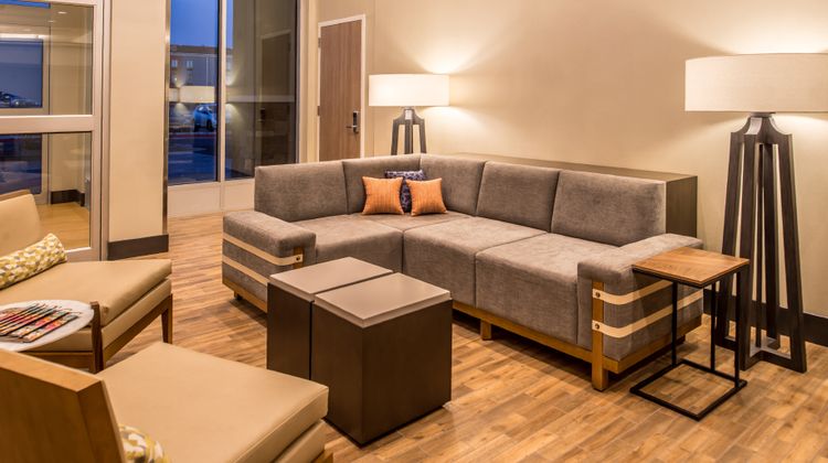 Holiday Inn Joplin Lobby