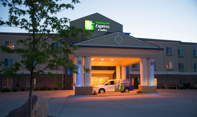 Holiday Inn Express Hotel & Suites Exterior