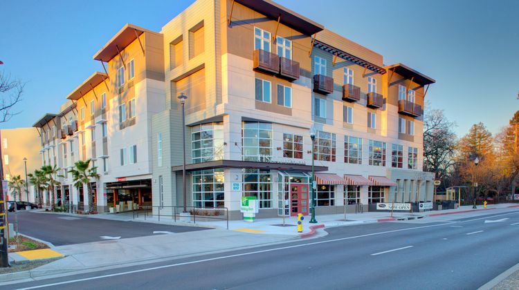Holiday Inn Windsor Wine Country Exterior