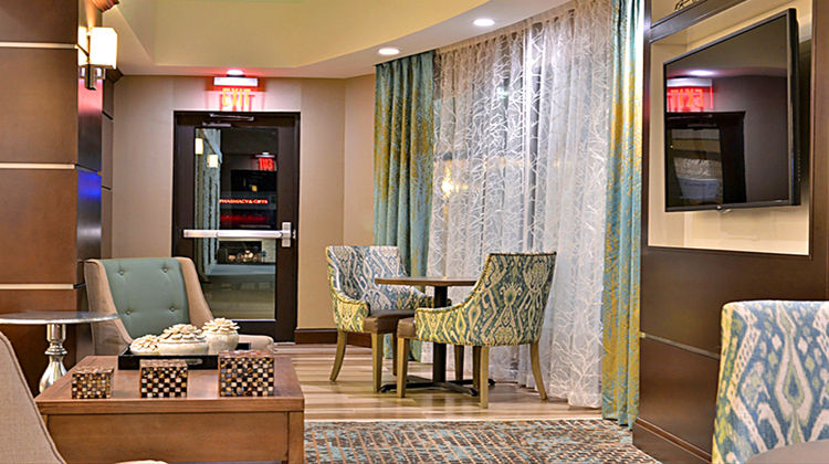 Holiday Inn Express Hotel & Stes Lobby