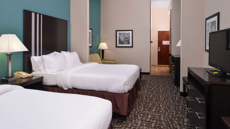 Holiday Inn Express & Suites Suite