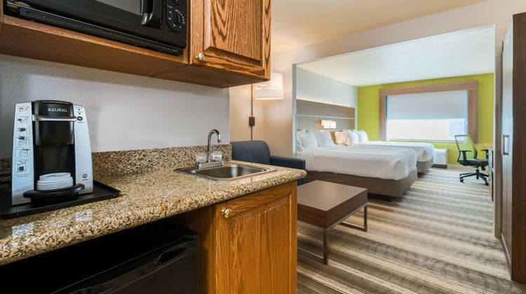 Holiday Inn Express Hotel & Suites Suite