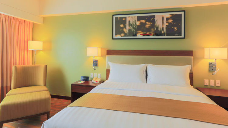 Holiday Inn & Suites Makati Room
