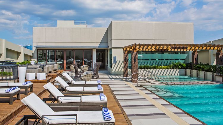 Holiday Inn & Suites Makati Pool