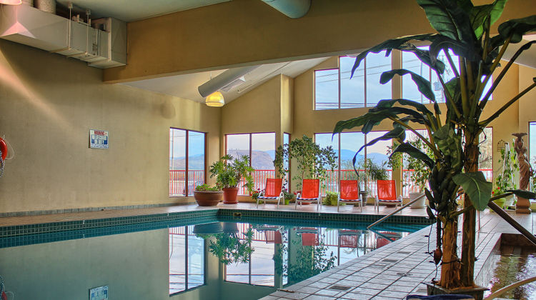 Holiday Inn & Suites Osoyoos Pool