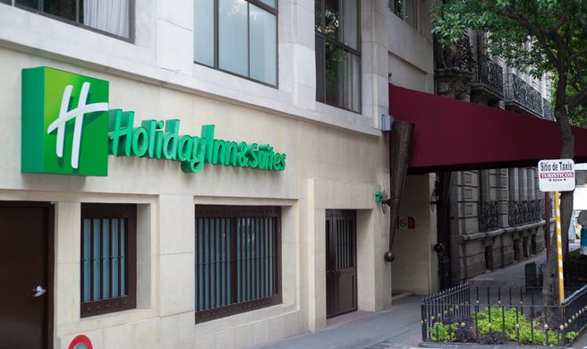 Holiday Inn Hotel & Suites Exterior